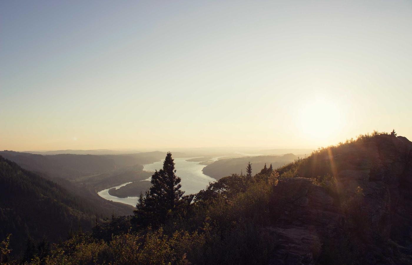Кәсіби тазалау қызметкері терезені сүртуде