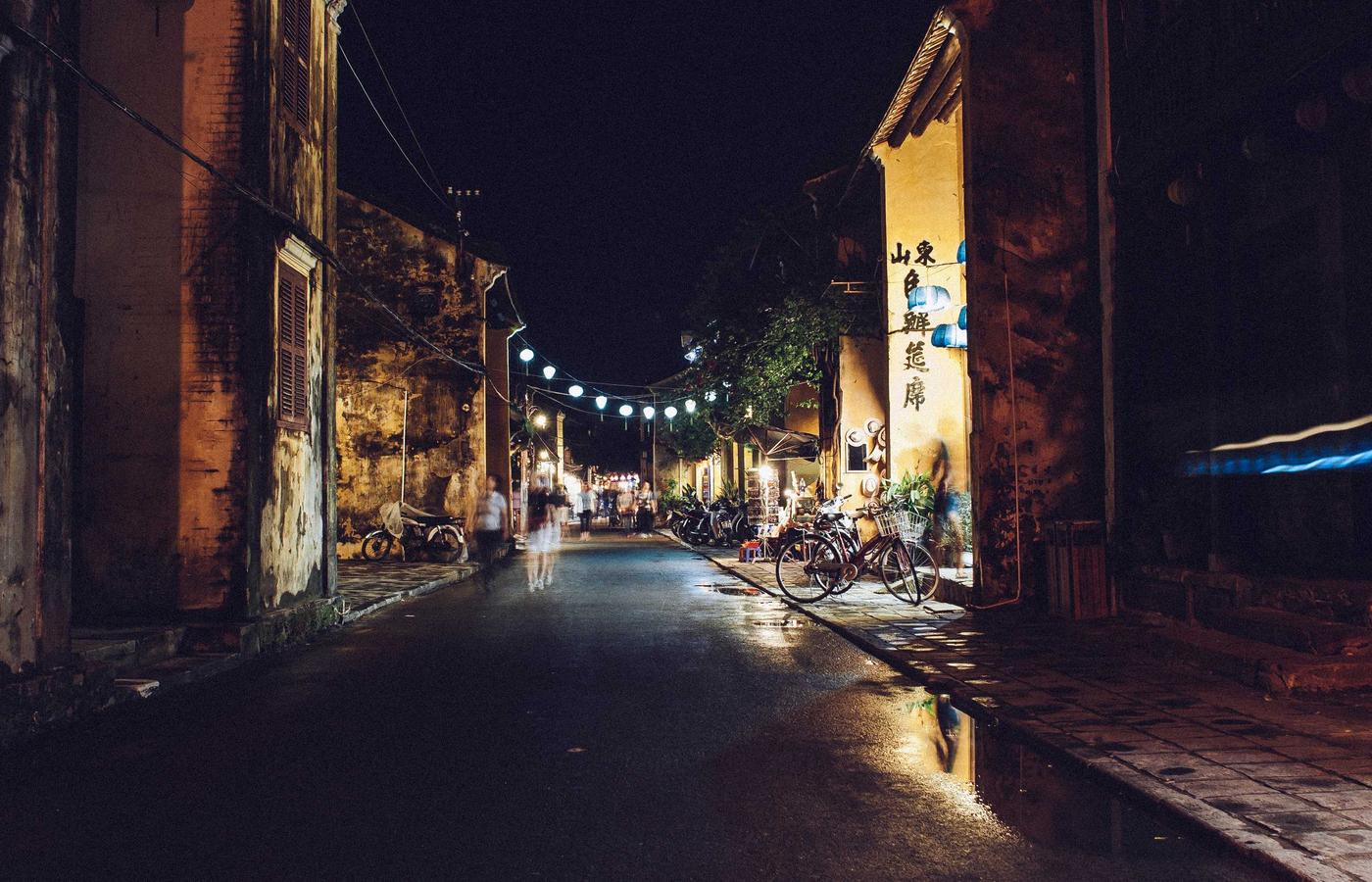 Жарқыраған таза заманауи қонақ бөлмесі